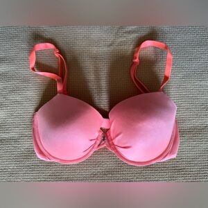 Victoria’s Secret Sz 32D Fabulous line lightly lined bra